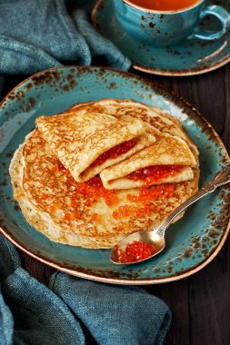 Rus gözlemeleri (krepler) ve kırmızı havyar. Geleneksel Maslenitsa (Shrovetide) yemeği 