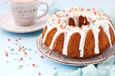 Kakao kupalı kompozisyon ve tatlı soslu vanilyalı kek.