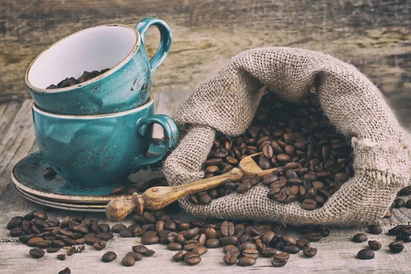 Taza Café Con Granos Café Saco Arpillera Sobre Mesa Madera — Foto de Stock