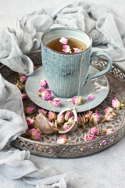 Rosenknospen Tee Teetasse Sieb Mit Rosenknospen Auf Vintage Tablett — Stockfoto