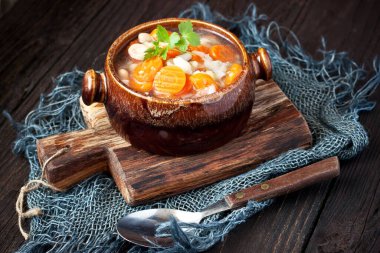 Rustik ahşap arka plan üzerinde sebze çorbası ile seramik kupa