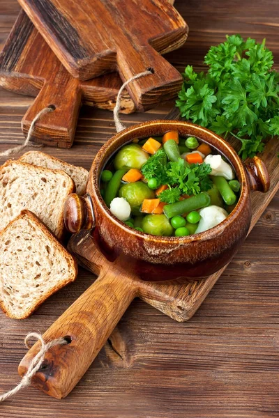 Frische Gemüsesuppe Aus Grünen Bohnen Erbsen Karotten Blumenkohl Und Rosenkohl — Stockfoto