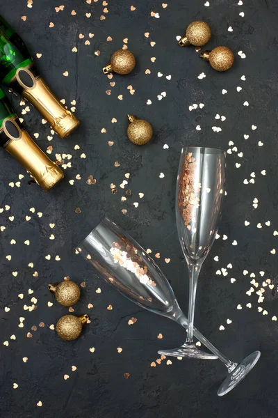 Fond Célébration Vue Dessus Deux Verres Champagne Chrystal Bouteille Confettis — Photo