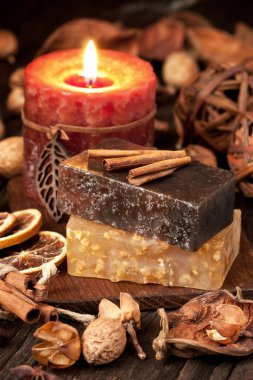 Ahşap zemin üzerinde sabun ve mum olan güzel bir spa kompozisyonu