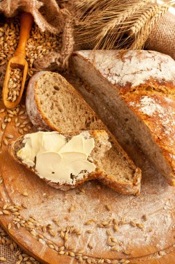 Taze tereyağlı tost, dilimlenmiş kepekli ekmekli tahta yaban domuzu.