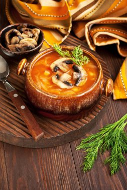 Geleneksel Rus çorbası, ahşap masada servis edilen mantarlı ekşi lahana.