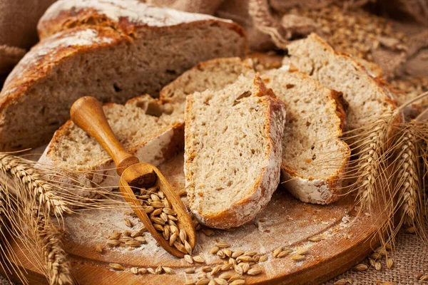 Pan Integral Fresco Pan Sano Horneado Sobre Tabla Madera — Foto de Stock