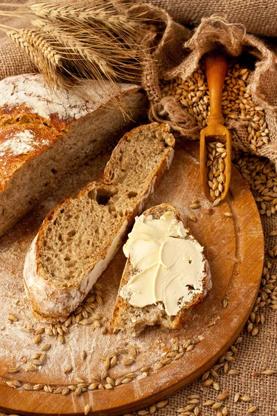 Manteiga Fresca Torrada Pão Integral Fatiado Tábua Madeira — Fotografia de Stock