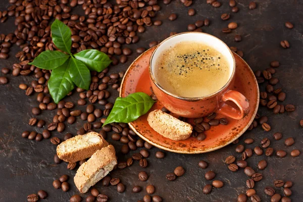 Kahve Fincanı Kurabiyeler Cantuccini Koyu Arkaplanda Taze Yapraklar — Stok fotoğraf