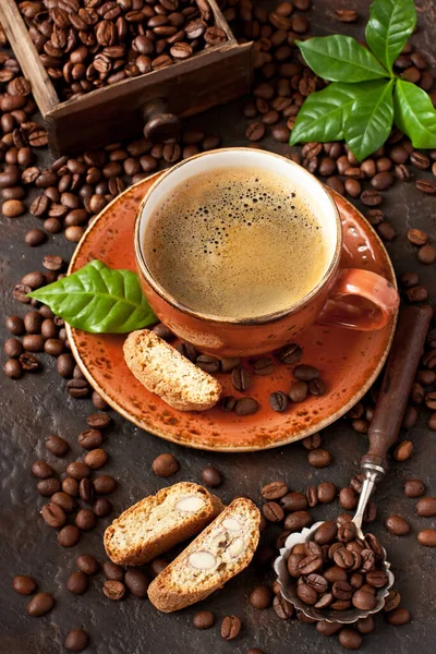 Bademli Kurabiyeler Cantuccini Koyu Masa Üzerinde Bir Fincan Aromatik Kahve — Stok fotoğraf