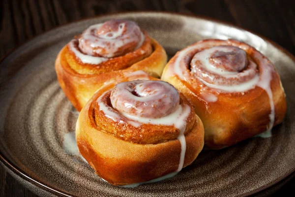 Tasty Fresh Cinnamon Rolls Close Plate Selective Focus Shallow Depth — Stock Photo, Image