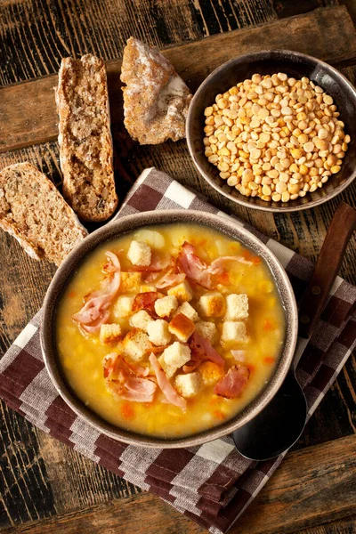 Sopa Verduras Frescas Hechas División Amarilla Zanahoria Patata Croutons Tazón —  Fotos de Stock