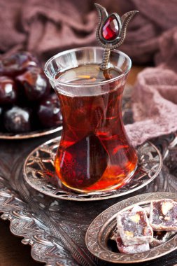 Türk çayı, sığ alan derinliği ile seçici bir odak noktası olan Türk Zevki ile servis ediliyor