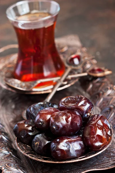 Turkisk Glas Kopp Med Datum Frukt Traditionell Koppar Serveringsset Selektivt — Stockfoto