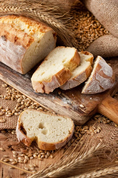 Pão Arejado Delicioso Com Crosta Crocante Macio Dentro Placa Madeira — Fotografia de Stock