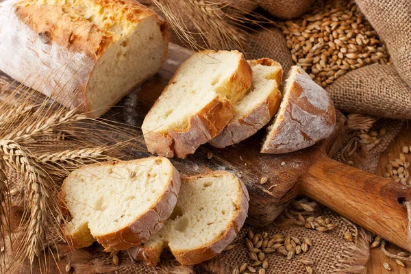 Läckert Luftigt Bröd Med Krispig Skorpa Och Mjuk Insida Träskiva — Stockfoto