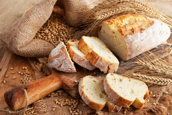 Pão Trigo Fresco Pão Assado Saudável Tábua Madeira Pão Arejado — Fotografia de Stock