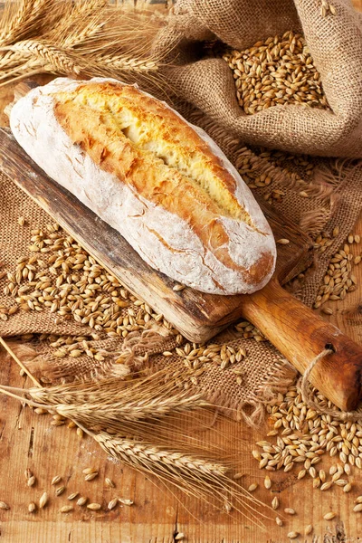 Färskt Vetekorn Friskt Bakat Bröd Träskiva — Stockfoto