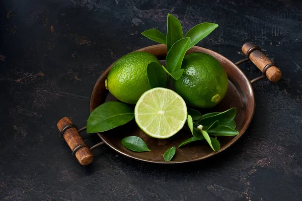 Antika Tepside Taze Yapraklı Limon Meyveleri Seçici Bir Odak Noktası — Stok fotoğraf