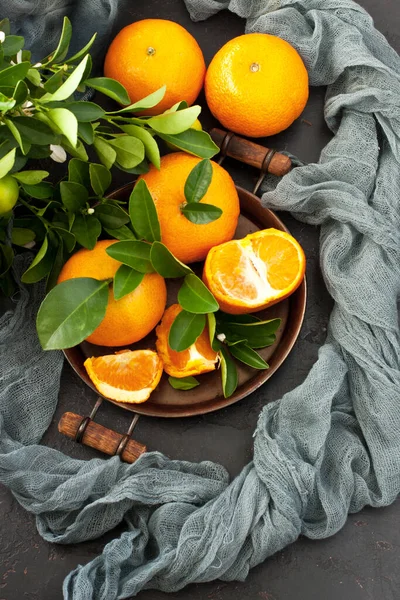 Mandarines Fraîches Mûres Avec Feuilles Sur Plateau Vintage Mise Point — Photo