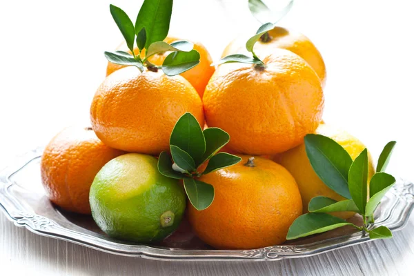 Agrumes Avec Des Feuilles Vertes Sur Fond Blanc Citron Orange — Photo