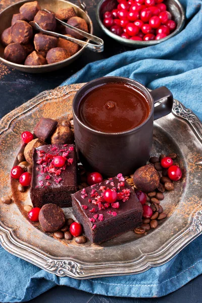 Brownie Cioccolato Con Mirtillo Pezzi Cioccolato Tazza Cacao Caramelle Tartufo — Foto Stock