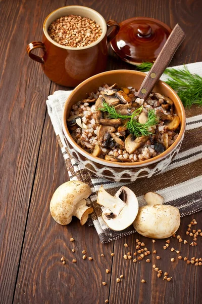 荞麦粥碗 木桌上有蘑菇 乡村风格 — 图库照片