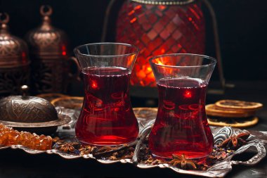 Taze demlenmiş kırmızı karkade çayı, doğu çay seremonisi, koyu beton arka planda.