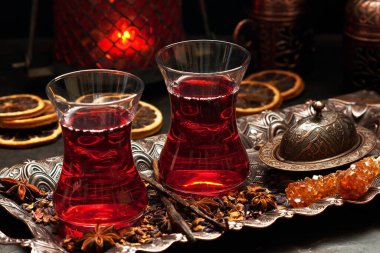 Milli fincanlarda mis kokulu Türk çayı, Türk tarzında kırmızı Hibiscus çayı