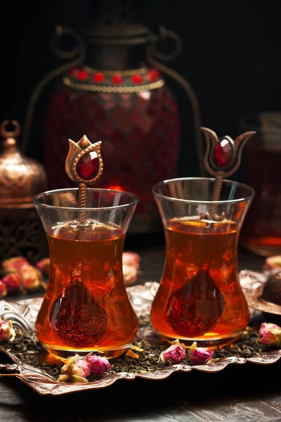 Läckert Turkiskt Traditionella Glas Koppar Armudu Metallbricka Selektivt Fokus Med — Stockfoto