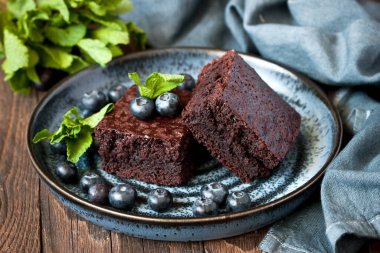 Çikolatalı tatlı konsepti ile browni pastaları ile yabanmersini, seçici odak ile sığ alan derinliği