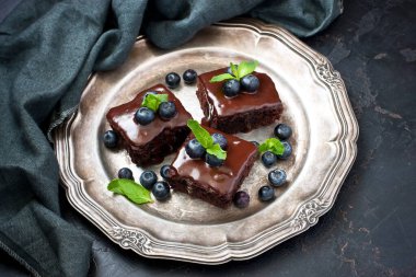 Kakaolu ve kakaolu kek. Tatlı, nane arkaplanlı.