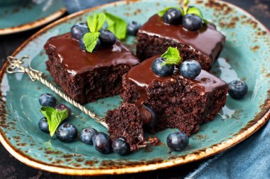Kare şeklinde kesilmiş çikolatalı browniler. Koyu yiyecek fotoğraf konsepti