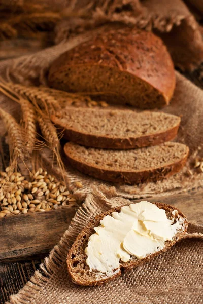 Manteiga Fresca Pão Integral Fatiado Tábua Madeira Foco Seletivo Com — Fotografia de Stock