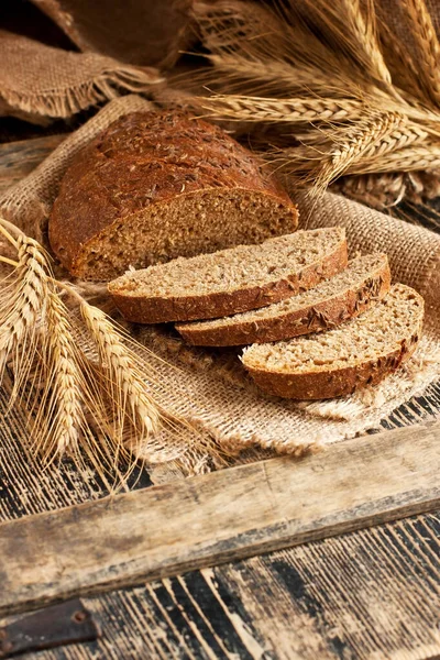 Sammansättning Med Skivad Fullkornsbröd Mörk Ruktisk Trä Bakgrund — Stockfoto