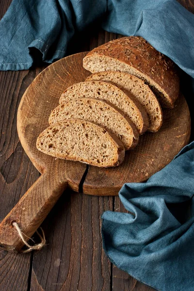 Rustiek Brood Van Zelfgemaakt Brood Gesneden Houten Plank — Stockfoto