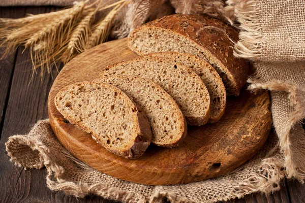 Pan Centeno Fresco Grano Entero Pan Sano Horneado Sobre Tabla — Foto de Stock