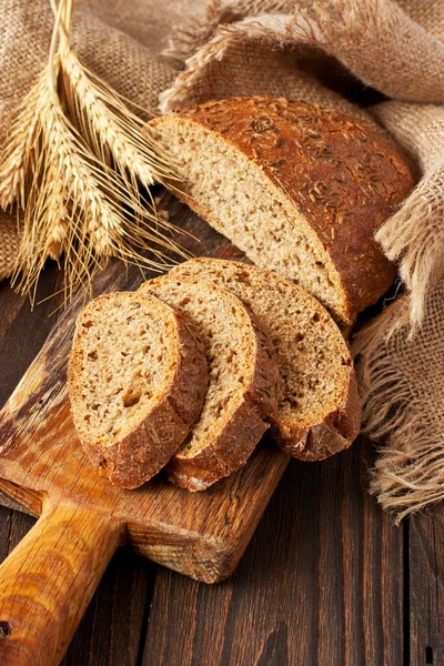 Pan Centeno Fresco Grano Entero Pan Sano Horneado Sobre Tabla —  Fotos de Stock