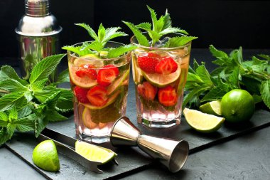 Çilek, kireç, nane ve buz ile Gelenek yaz egzotik içecek, alan sığ derinliği ile seçici odak