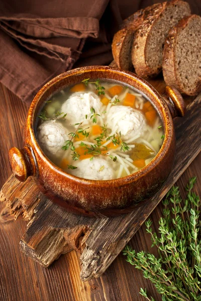 Ciotola Zuppa Polpette Pollo Tradizionale Servita Ciotola Sfondo Legno — Foto Stock