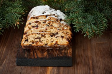 Stollen, kurutulmuş meyve ve fındık ile geleneksel Noel kek. Noel tatil gıda