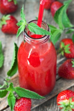 Sağlıklı içecek - ahşap arka planda böğürtlenli taze karışım, seçici odak ve sığ alan derinliği