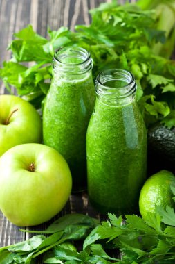 Avokado, salatalık, ıspanak ve taze yeşillik ile Yeşil detoks smoothie. Sağlıklı beslenme, kilo kaybı ve diyet konsepti