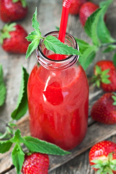 Sağlıklı içecek - ahşap arka planda böğürtlenli taze karışım, seçici odak ve sığ alan derinliği