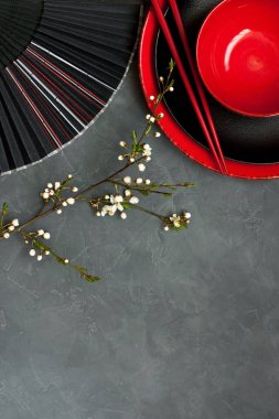 Kiraz ağacı dalları çiçeklenme ve koyu arka plan üzerinde çubukları ile hizmet veren bahar oryantal kavramı 