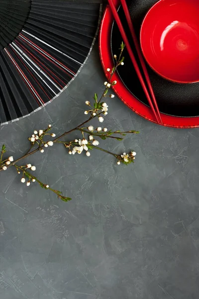 Jarní Orientální Koncepce Kvetoucí Třešňovou Větví Obsluhující Hůlky Tmavém Pozadí — Stock fotografie