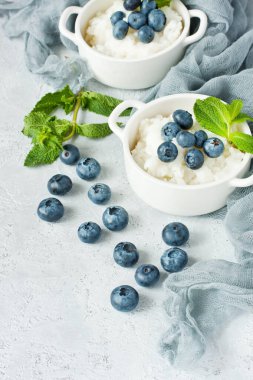 Pirinç lapası veya kahvaltı için blueberry ile puding. Sağlıklı beslenme