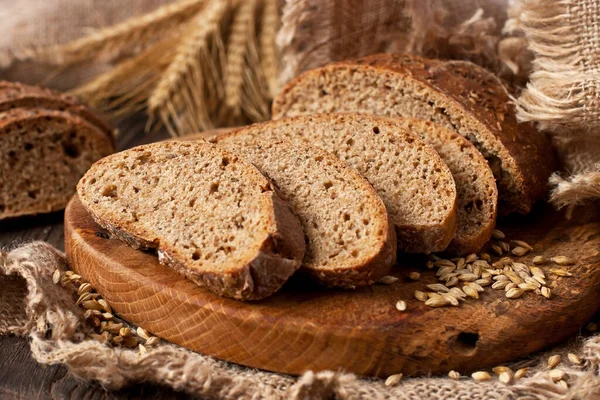 Primer Plano Del Pan Masa Madre Tradicional Tablero Madera Enfoque — Foto de Stock