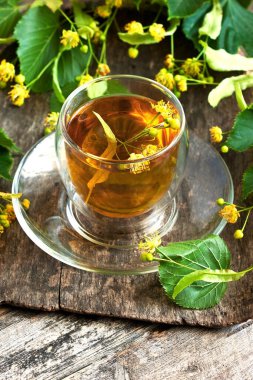 Cam bardakta ıhlamur çayı. Alternatif tıp konsepti