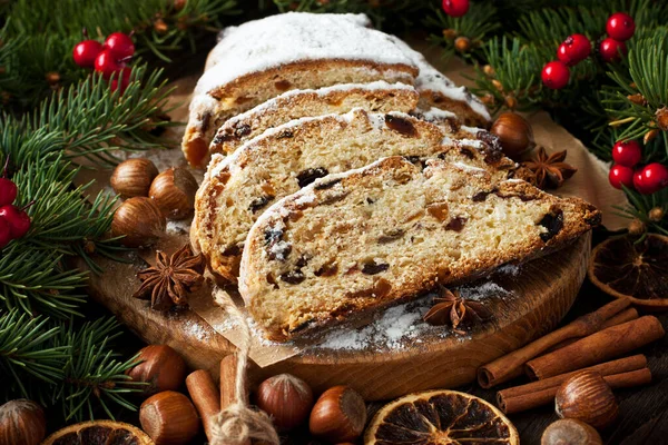 Traditionele Rozijnen Cake Stollen Voor Kerst Traktaties Met Noten Specerijen — Stockfoto